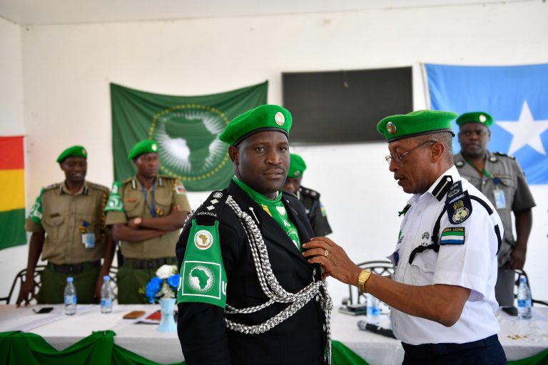 AMISOM oo Tababar Siisay 160 Sarkaal oo Booliis ah si ay u Xasiliyaan Soomaaliya