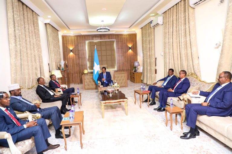 Farmaajo oo Shir Isugu Yeeray Madax Goboleedyadda iyo Gobolka Banaadir