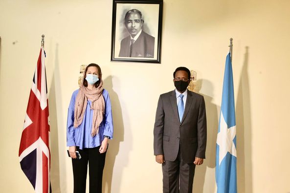 Farmaajo oo Waraaqaha aqoonsiga ka guddoomay danjiraha cusub ee boqortooyada ingiriiska