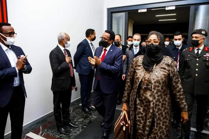 Farmaajo iyo Wafdi uu Hoggaaminayo oo Gaaray Dalka Turkiga