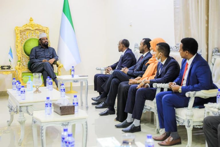 Axmed Madoobe oo La Kulmay Gudoomiyaha Guddiga Hirgalinta Doorashooyinka
