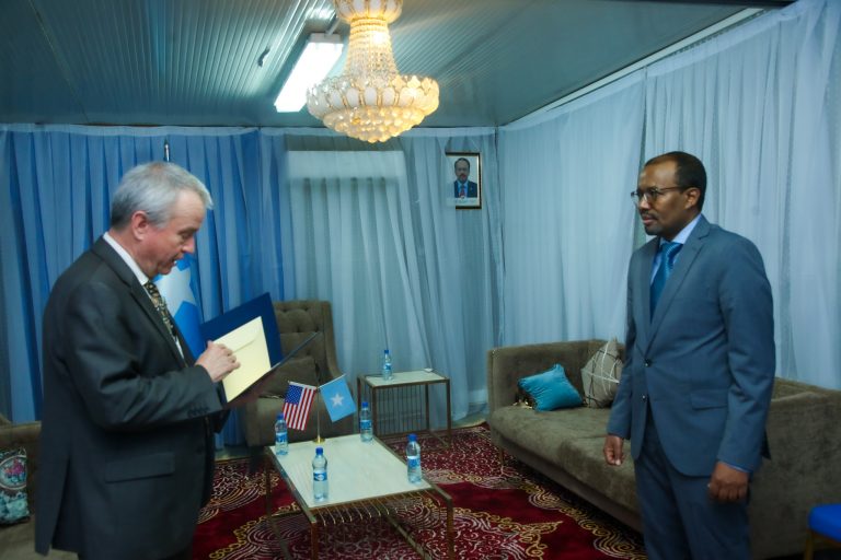 Wasiir Cabdi Saciid oo Qaabilay Safiirka Cusub ee Dowladda Maraykanka