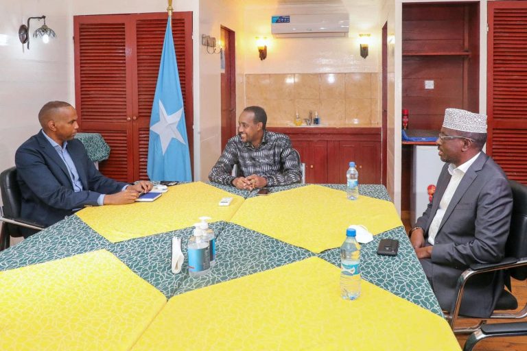 Rooble oo La Kulmay Shariif Sheikh Axmed iyo Xasan Cali Khayre.