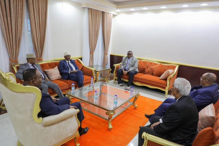 Madaxweyne Deni oo Kulan La Yeeshay Madaxdii Hore ee Puntland