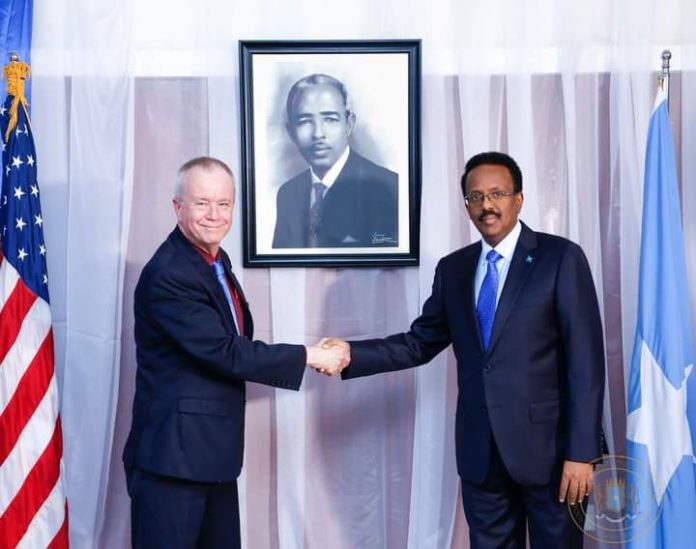 Farmaajo oo Warqadaha Aqoonsiga Danjirenimo Ka Guddoomay Larry André.
