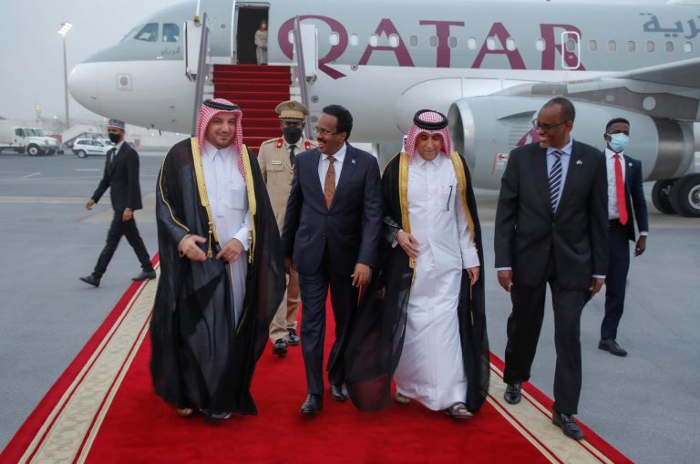 Madaxweyne Farmaajo oo Si Diirran Loogu Soo Dhaweeyey Dalka Qatar+Sawirro