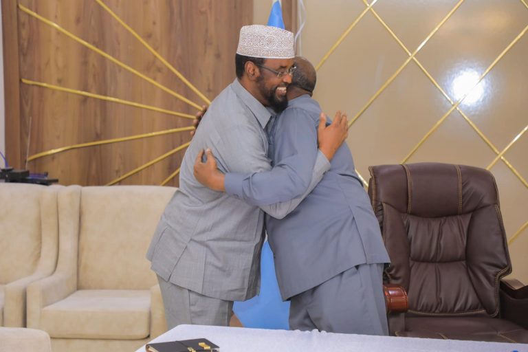 Axmed Madoobe oo La Kulmay Aadan Madoobe Kadib Go’aankii Kuraasta Gedo