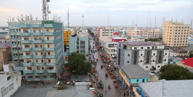 Daacish Iyo Ciidamadda NISA Oo Isku Eryanaya Gudaha Suuqa Bakaaraha.