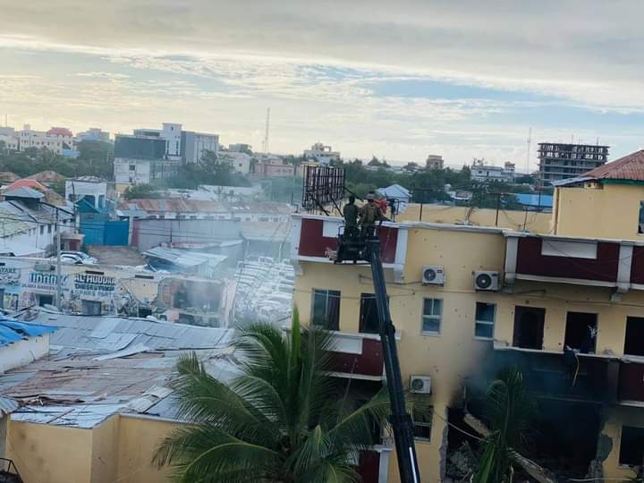 Al-shabaab Hubeysan oo Wali Ka dhex Dagaalamaya Hoteelka Xayaat
