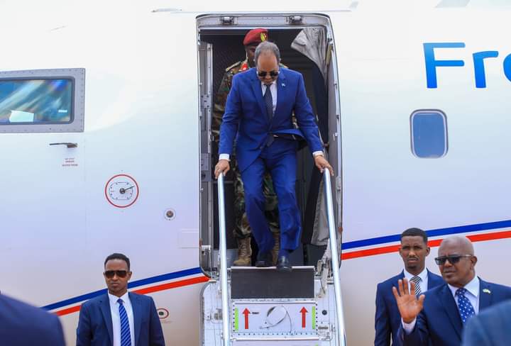 Madaxweyne Xasan Shiikh Maxamuud oo Lagu Soo Dhaweeyay Garoowe+Sawirro