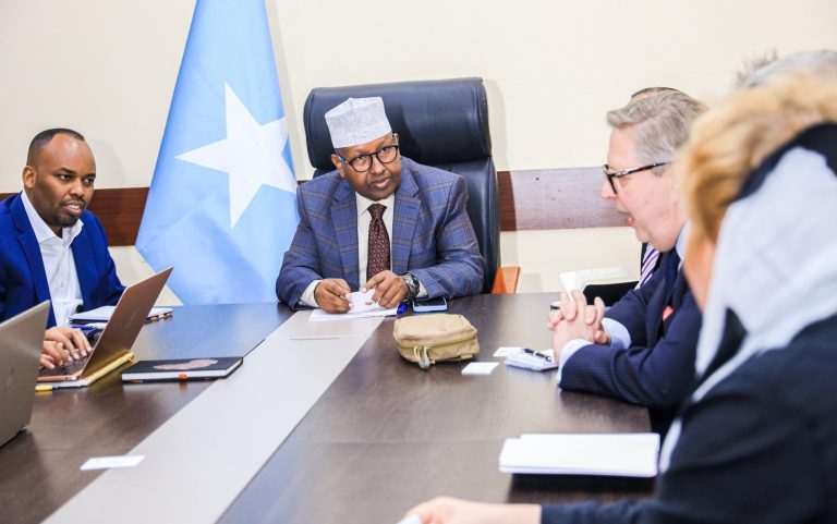 Wasiirka Arrimaha Gudaha ee XFS oo La Kulmay Safiirka Finland ee Soomaaliya