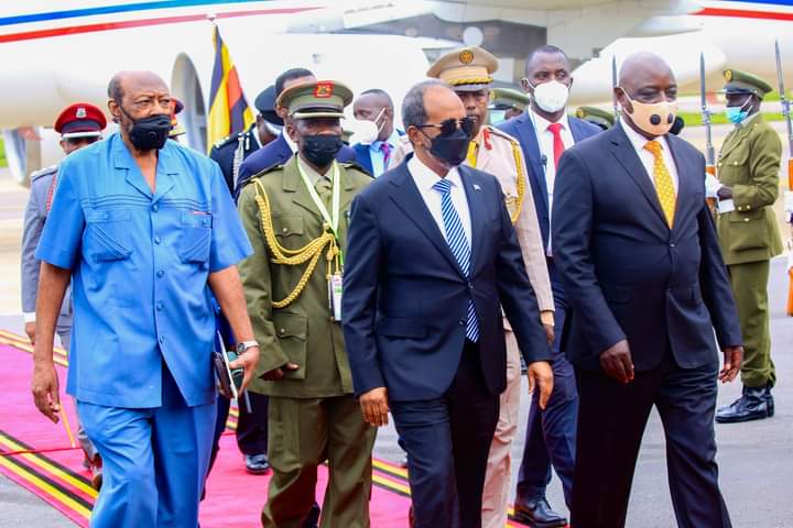 XASAN SHEEKH MAXAMUUD AYAA BOOQASHO UGU BILAABATAY DALKA UGANDA