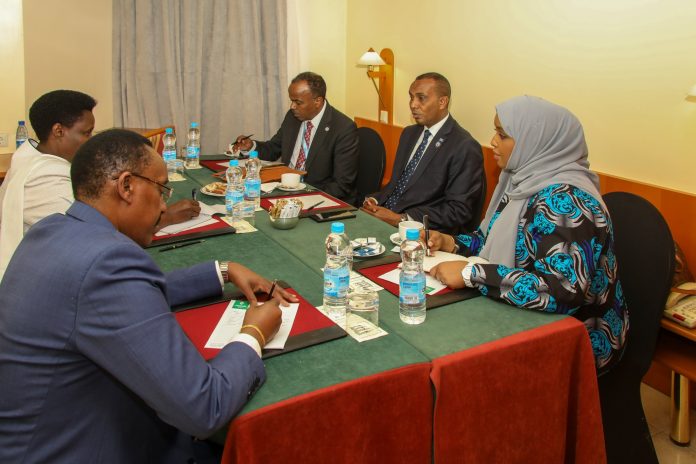 Ra’iisul wasaare Xamse oo Kulan La Yeeshay Madaxweyne Ku-xigeenka Uganda