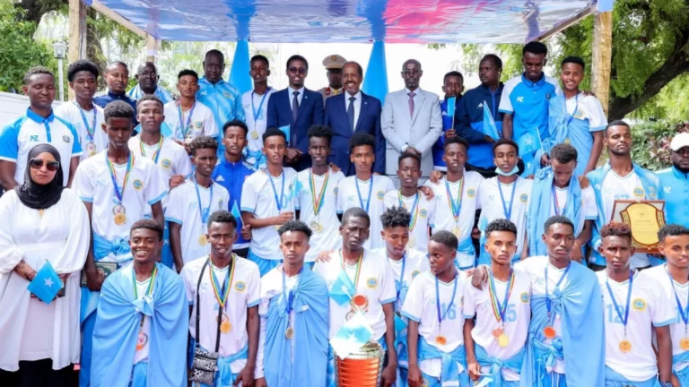 Madaxweyne Xasan Sheekh oo Xarunta Villa Somalia Ku Soo Dhoweeyey Xulka 17 jirrada