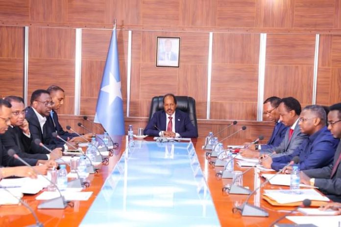 Madaxweyne Xasan Shiikh oo Gudoomiyay Kulan loogu Hadlaayay Cuuryaaminta Dhaqaalaha Shabaab