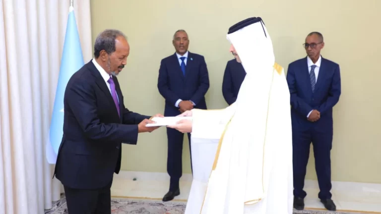 Xasan Sheekh oo Warqadaha Aqoonsiga Danjirenimo, Safiirka cusub ee Qatar