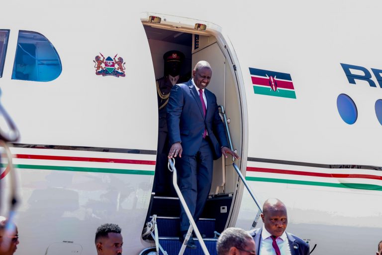 Madaxweynaha Kenya oo Lagu Soo Dhaweeyay Garoonka Diyaaradaha Aadan Cadde