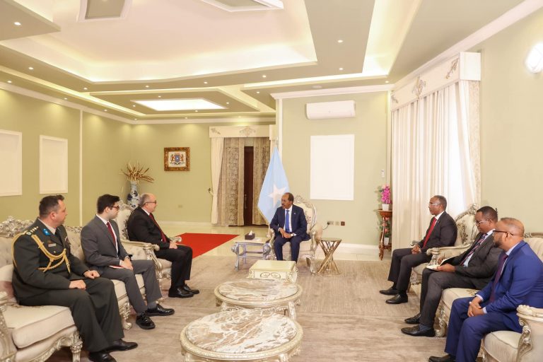 Madaxweyne Xasan Shiikh oo Qaabilay Safiiradda Turkiga, Burundi iyo Thailand