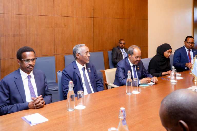 Madaxweyne Xasan Shiikh oo La Kulmay Madaxweynaha dalka Kenya
