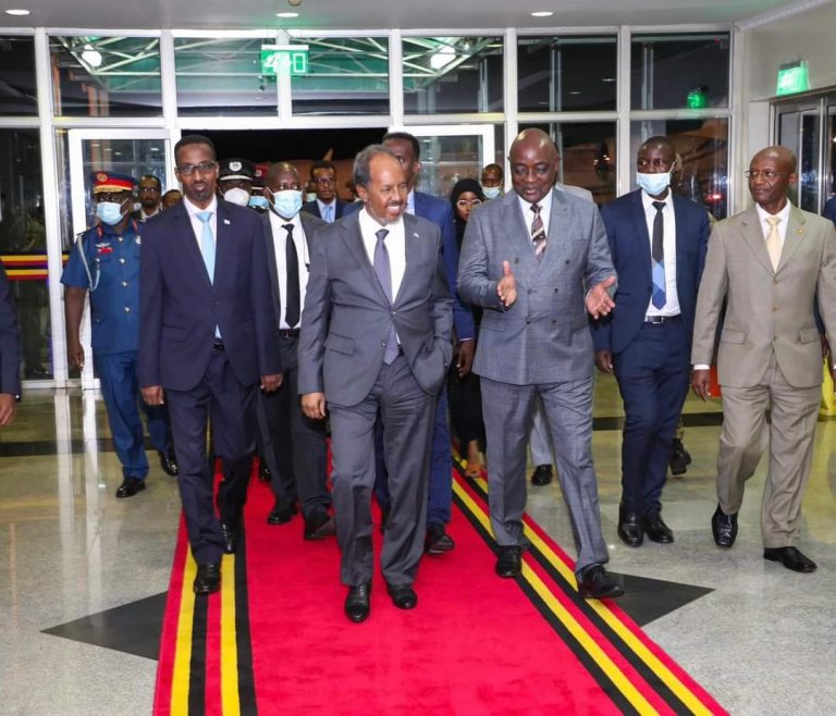 Xasan Shiikh oo Uganda Tababar Ugu Soo Xirayo Ciidamo Ka Tirsan Dowladda