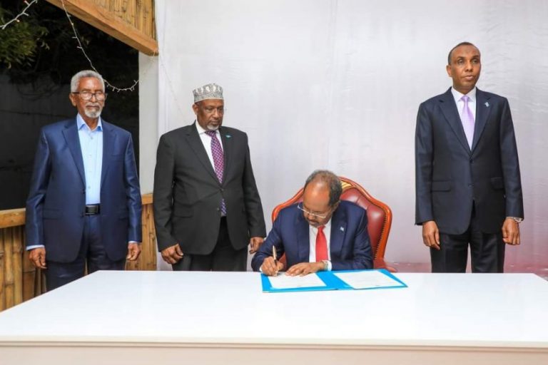 Madaxweyne Xasan Shiikh oo Saxiixay 8-sharci ay Ansixiyeen Baarlamaanka