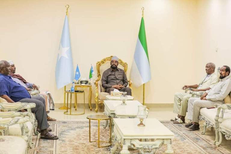 Axmed Madoobe oo Saraakiil Hore Kala Hadlay Dagaalka Al-shabaab