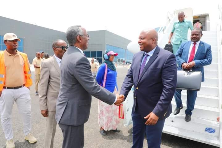 Wasiirka Arrimaha Dibadda Dalka Burundi oo Soo Gaaray Magaaladda Muqdisho