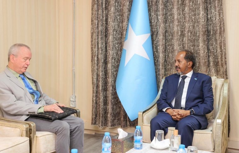 Madaxweyne Xasan Sheekh oo Kulan Saagootin La Qaatay safiirka Maraykanka
