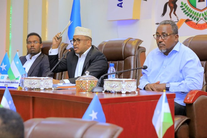 Baarlamaanka Puntland oo Furay Dastuurka, Dagaal Ka Socda Garoowe