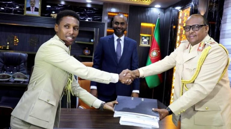 Wasiirka Gaashaandhiga oo Xilalka U Kala Wareejiyay Taliska cusub ee CXS iyo Taliskii hore