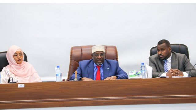 Kulankii Baarlamaanka oo Dib Loo Dhigay, Guddoonka oo Qiranaya Qaladkiisa