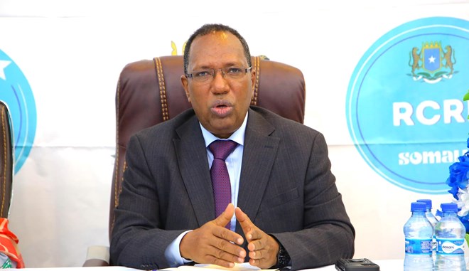 Wasiirka Maaliyadda oo Shaqo Ku Joojin Ku Sameeyay Laba Xubnood