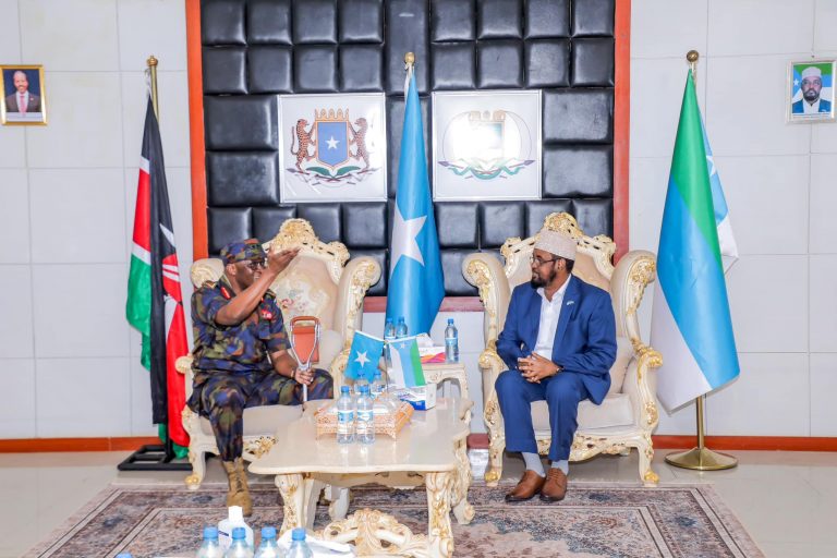 Axmed Madoobe oo Taliyaha Malatariga Kenya kala hadlay Dagaalka Shabaab