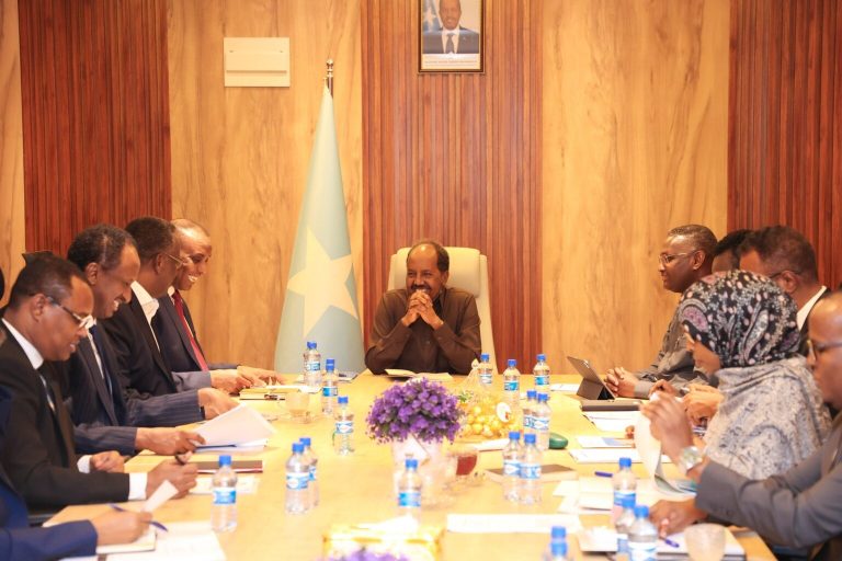 Madaxweyne Xasan Shiikh oo la Kulmay Guddiga La-dagaallanka Lacag-dhaqidda