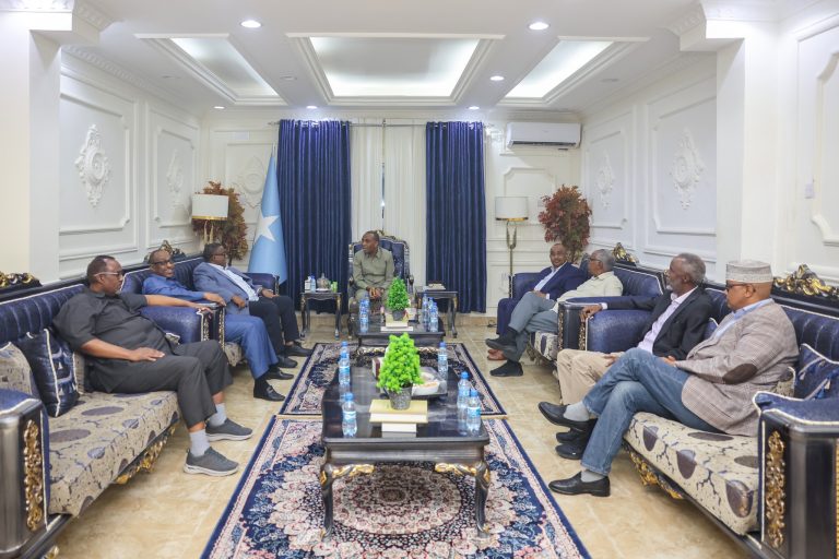 Raisulwasaare Xamza Cabdi Barre oo Qaabilay C/wali Gaas iyo Cumar C/rashiiid