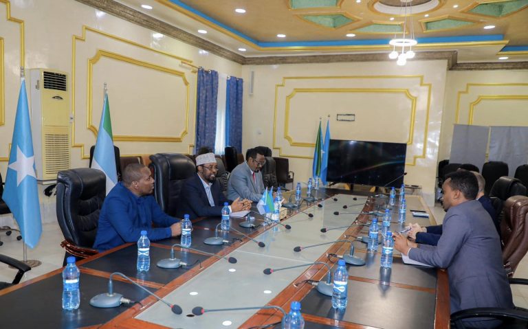 Madaxweynaha Jubbaland oo Qaabilay Safiirka UK ee Soomaaliya Mike Nithavrianakis
