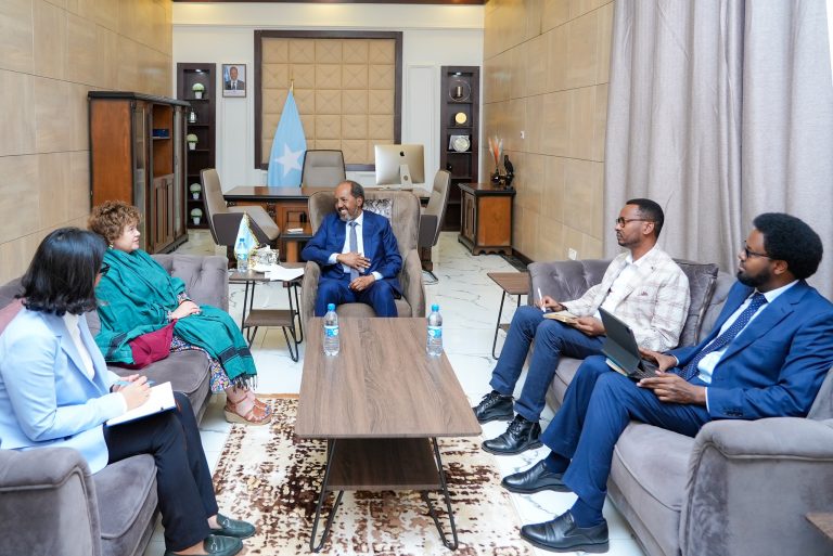 Madaxweyne Xasan Shiikh Maxamuud oo La Kulmay Catriona Laing