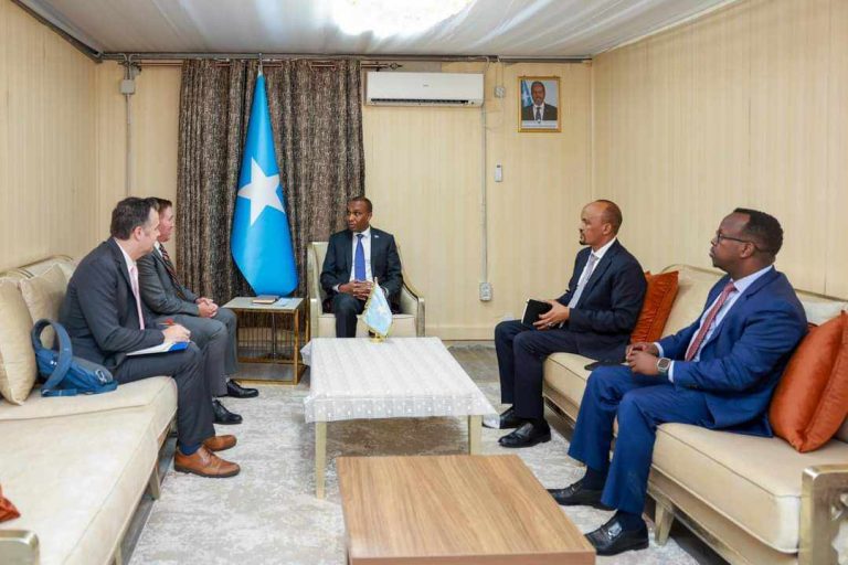 Soomaaliya iyo Mareykanka oo kawada Hadlay Dagaalka Al-shabaab