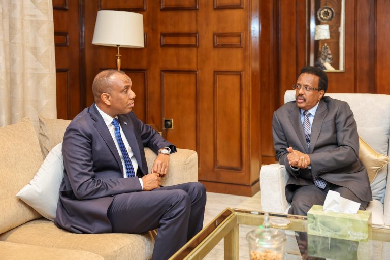 Raisulwasaare Xamza oo la Kulmay Madaxweyne Hore Maxamed Cabdullaahi Farmaajo.