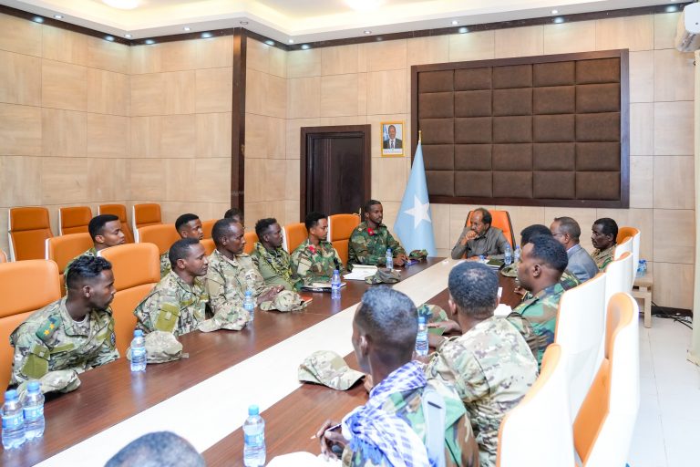 Madaxweyne Xasan Shiikh oo La Kulmay Saraakisha Hogaaminaysa Dagaalka