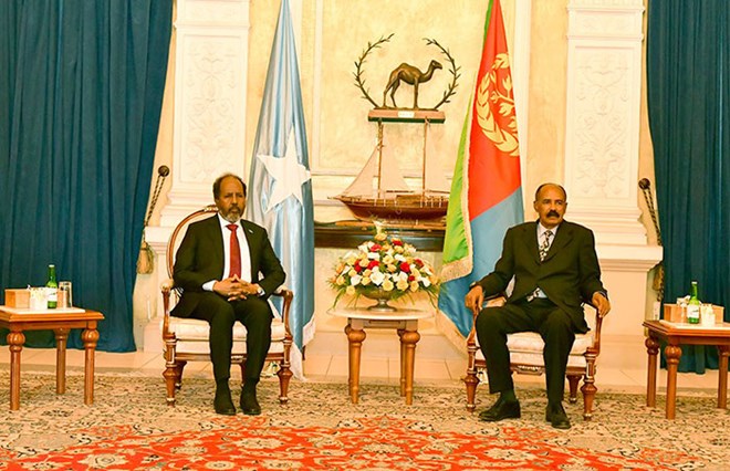 Madaxweyne Xasan Shiikh Maxamuud oo la kulmay Isaias Afwerki.