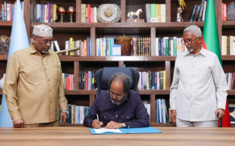 Xasan Shiikh oo Saxiixay Sharciga burinta is-afgaradka Itoobiya iyo Soomaaliland