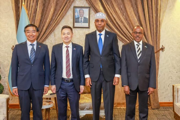 Raisulwasaraha soomaliya oo kulan la qaatay wafdi ka socda shiinaha