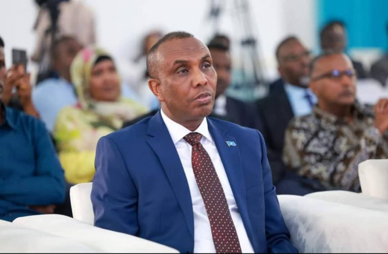 Raisulwasare hamze oo war kasoo saray kulankii manta ee barlamaanka soomaliya