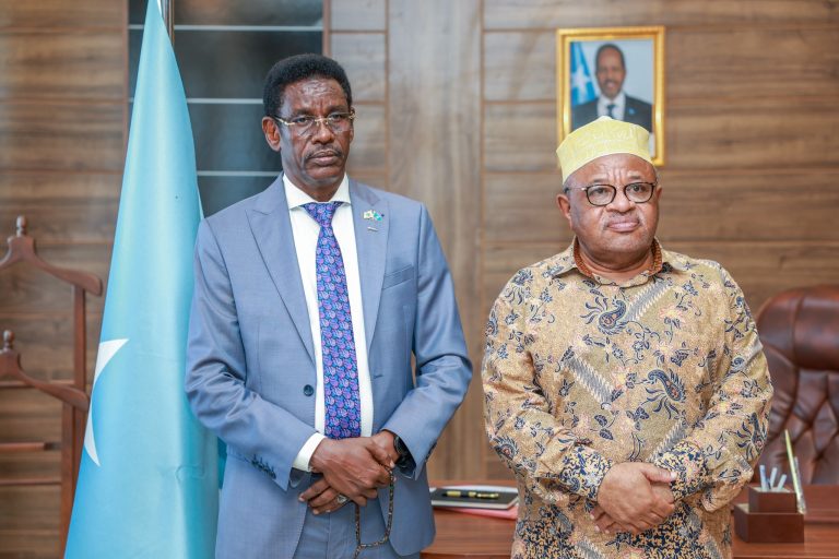 wasiirka amniga soomaliya oo dagaalka al shabab kala hadlay atmis.