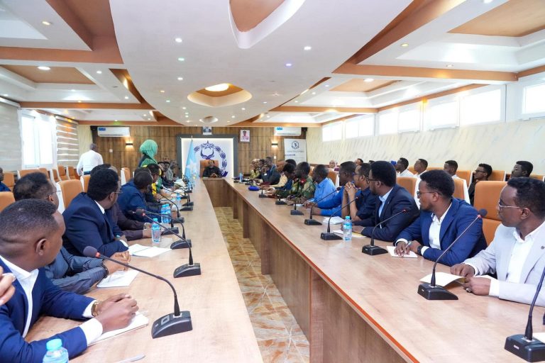 Shirka amniga oo muqdisho ka dhacay & madaxweyne xasan oo shir gudoomiyay.