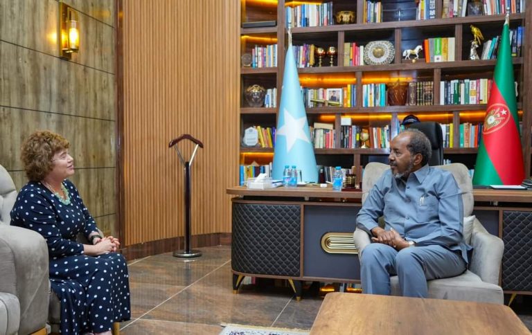 Madaxweyne xasan sheikh oo kulan sagootin ah la qaatay ergeyga qaramada midoobay