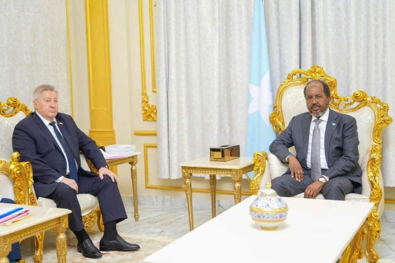 Mdaxweyne xasan shiekh oo la kulmay safiirka rushka ee soomaliya u joogo.