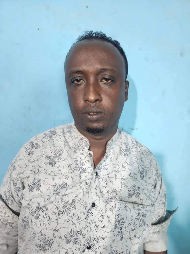 Ciidanka boliiska oo gacanta ku dhigay rag iyo dumar dibad baxyo rashado wata ka dhigay daaru salaam.
