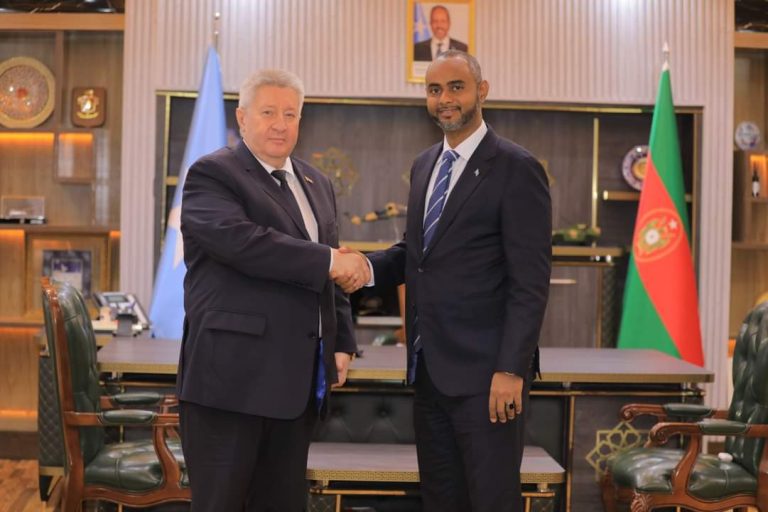 Wasiirka jaamac oo kulan muhiim ah la qatay safiirka rushka ee soomaliya.